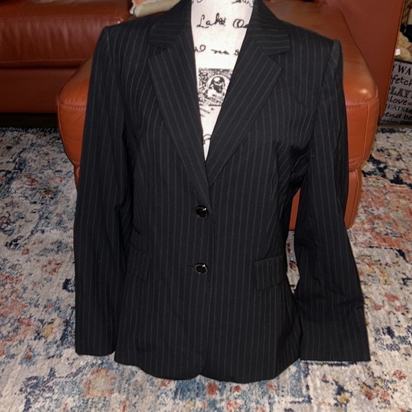 Beautiful Pin Striped Blazer EUC - Picture 10 of 10